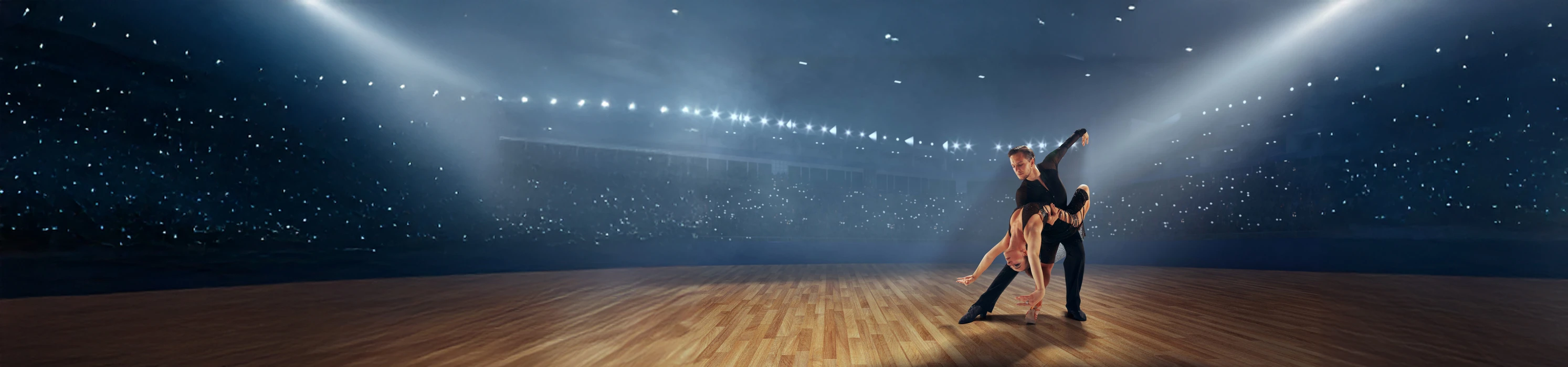 Pareja bailando en un escenario durante un espectáculo en vivo.