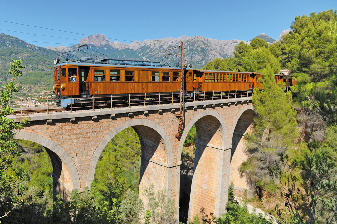 Der Zug von Sóller überquert ein steinernes Aquädukt auf Mallorca