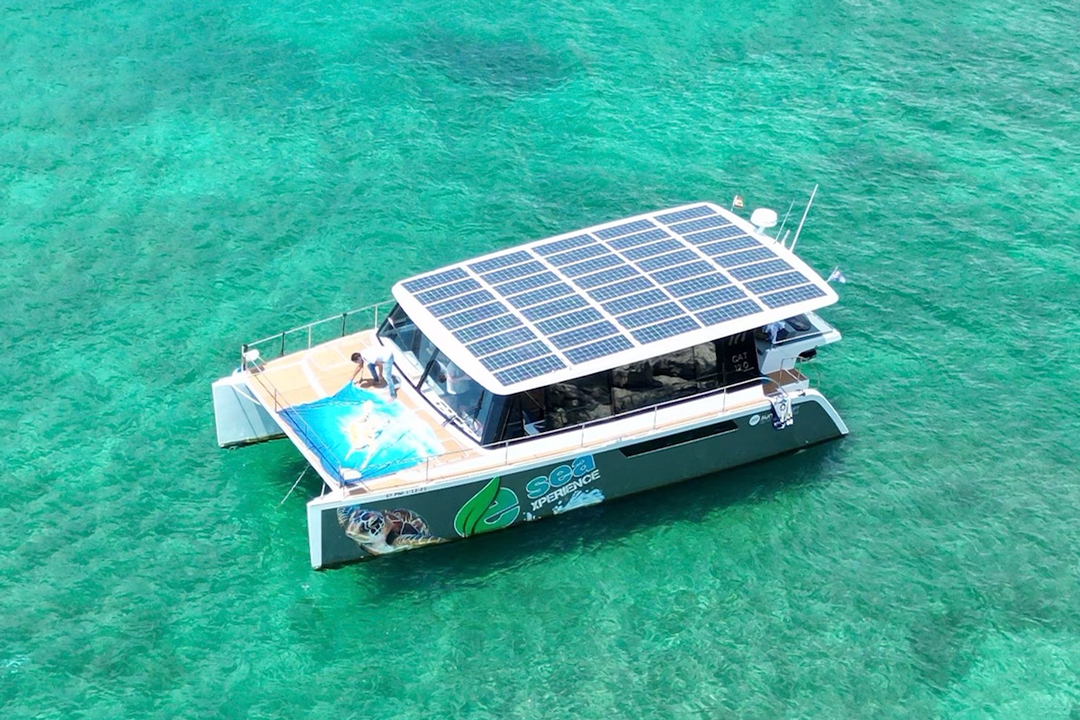 Bateau solaire naviguant dans la baie de Palma